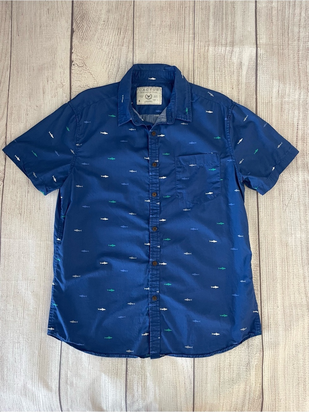 CACTUS Hand Crafted Goods Men’s Short Sleeve Shark Print Button Down Shirt Sz L